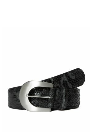 Zwarte leren riem met textuur en een gladde zilveren metalen gesp, met een U-vormig ontwerp en een subtiel schubbenpatroon.