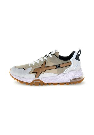 Sneaker con pannelli beige, bianchi e marroni, suola in gomma, lacci bianchi, fodera interna nera e una distintiva striscia marrone sul lato.