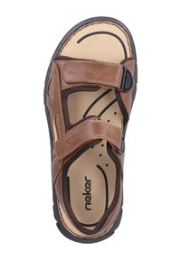 Sandale en cuir brun avec des brides réglables et une semelle noire, semelle intérieure beige avec un motif imprimé noir et le logo "rieker".