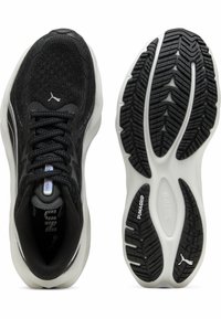 Chaussures de sport noires avec un dessus en maille respirante, une semelle amortissante et une semelle extérieure en caoutchouc texturé avec un motif de traction distinctif.