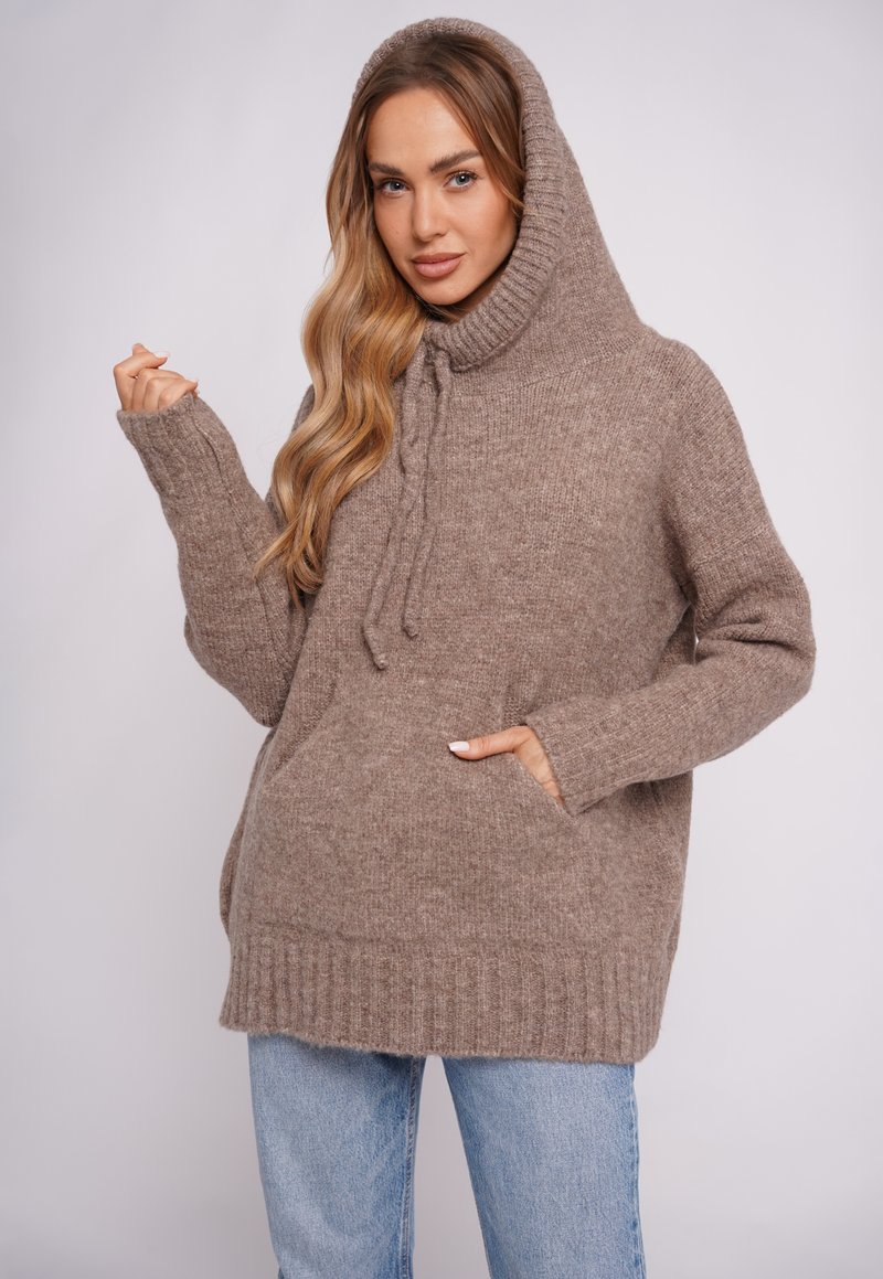 Brązowy, dziergany, oversize'owy sweter z wysokim kołnierzem, detalem z troczkiem i prążkowanymi mankietami, z przednią kieszenią i miękką fakturą.