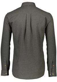 Donkergroene lange mouwen shirt met een button-down kraag, een rugplooi en contrasterende knoopaccenten op de manchetten. Soepele stoftextuur.