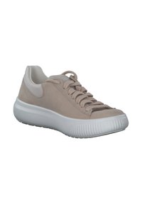 Beige Wildleder-Sneaker mit einer strukturierten Oberfläche, flachen Schnürsenkeln und einer weißen Gummisohle mit geripptem Design.