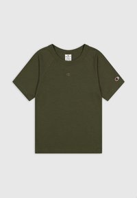 Camiseta de algodón verde oliva con cuello redondo, mangas raglán cortas y un pequeño logo bordado en el pecho y la manga.