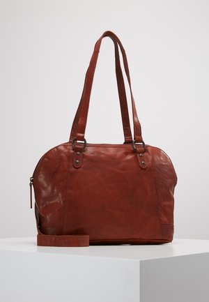 Sac à bandoulière en cuir marron avec doubles poignées, sommet arrondi, fermeture éclair et bandoulière longue détachable, présenté sur une surface blanche.