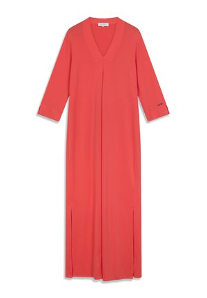 Robe longue corail avec décolleté en V, manches trois-quarts, fentes latérales et texture lisse. Design simple avec une coupe décontractée.