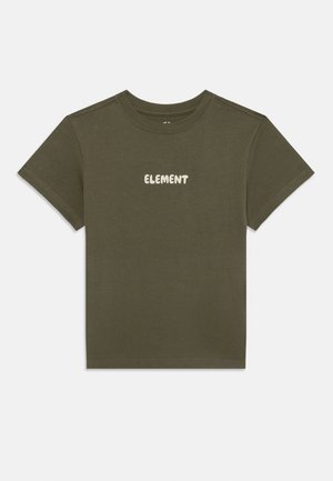 T-shirt de algodão verde oliva com mangas curtas, apresentando um decote redondo e a palavra "ELEMENT" em texto arredondado claro no peito.