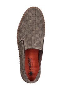 Chaussure slip-on en daim perforé gris avec un motif à carreaux, semelle en caoutchouc marron contrastante et semelle intérieure orange arborant le logo de la marque.