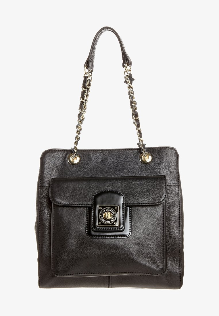 Schwarze Lederhandtasche mit strukturiertem Design, Ketten- und Leder-Schulterriemen, vorderer Klappe und einem Metallakzent-Logo am Verschluss.