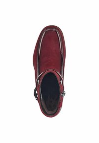 Botte de cheville en suede bordeaux avec une bordure brillante, des accents de boucle en argent, une texture lisse, un bout arrondi et une doublure intérieure douce.