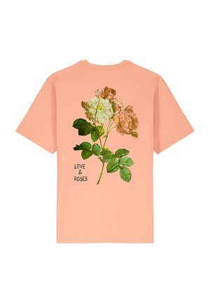 Őszibarack színű pamut póló, virágmintával, pink és krémszínű rózsákkal, zöld levelekkel, valamint a "SZERELEM ÉS RÓZSA" felirattal fekete színben.