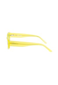Gafas de sol de plástico amarillo con montura cuadrada, que presentan varillas rectas y un logo en el lateral, acabado brillante y ligera transparencia.