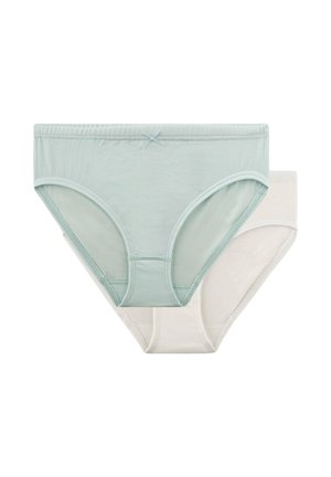 Due paia di slip da donna in cotone, uno azzurro chiaro con un piccolo fiocco e uno beige, sovrapposti e distesi su uno sfondo bianco.