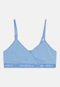 Ljusblå bralette med tunna justerbara band, en omslagsdesign och en kontrasterande vit "CONVERSE" logoband längst ner.