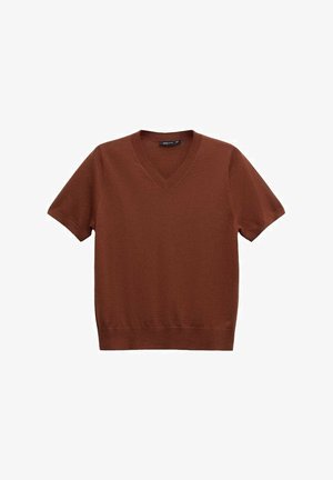 Smeđi džemper kratkih rukava s V-izrezom, rebrastim rubom i izrezom, položen na ravnu bijelu pozadinu.