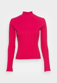 Ljusrosa ribbad långärmad höghalstrad tröja med figurnära silhuett, visad mot en enkel vit bakgrund.