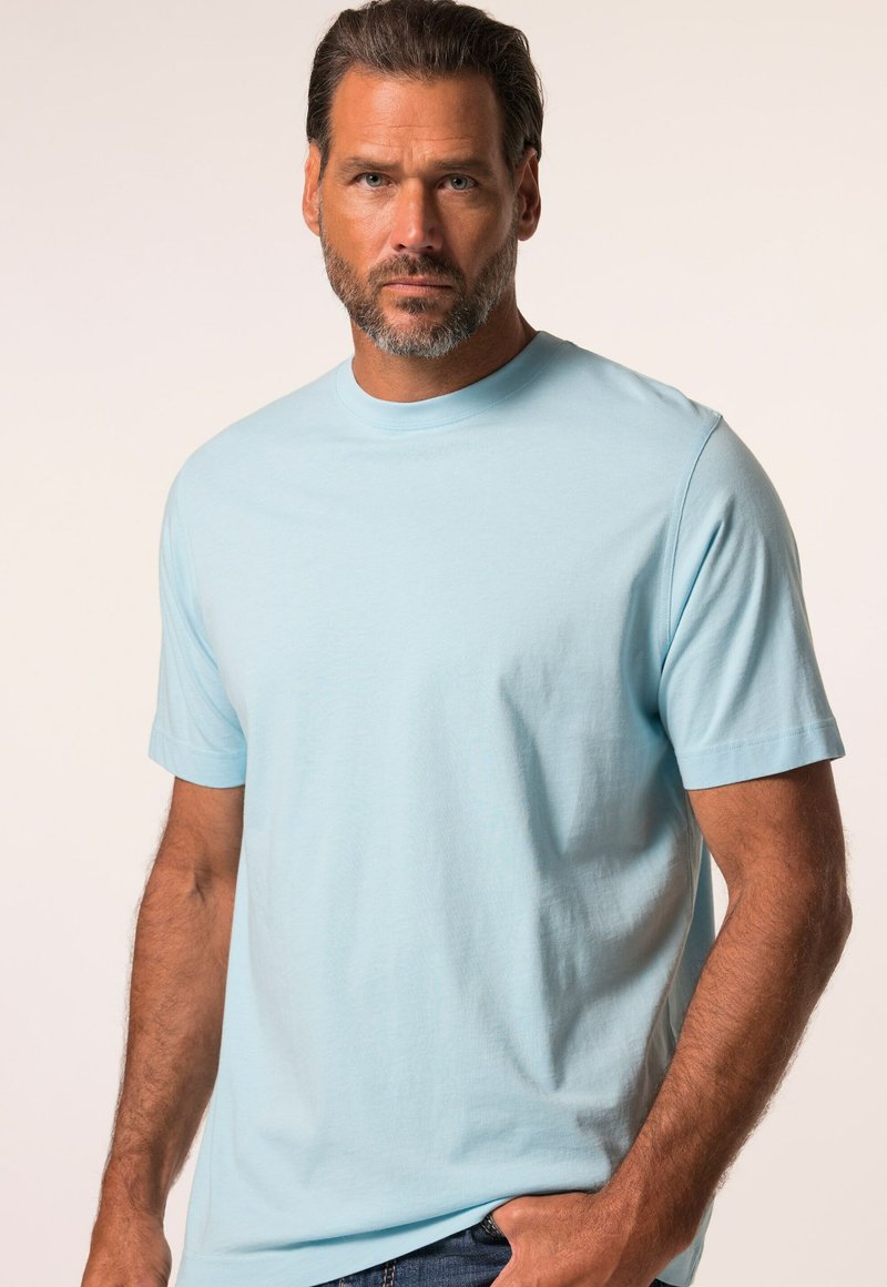 T-shirt azzurro chiaro a maniche corte realizzato in morbido cotone, con scollatura rotonda e vestibilità rilassata. Texture liscia senza motivi visibili.