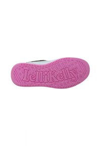 Sole di scarpa in gomma rosa con motivi di presa testurizzati, caratterizzata da un prominente logo "Lelli Kelly" e bordi lisci.