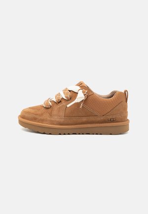 Baskets en daim marron et en maille avec des lacets à motif blanc et marron, semelle rembourrée et logo UGG sur le côté, présentant un bout arrondi.