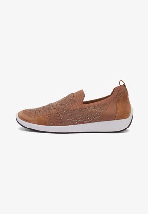 Sneaker marrone slip-on con tomaia in maglia, cuciture decorative, dettagli in suede e suola bianca, vista laterale su sfondo bianco.