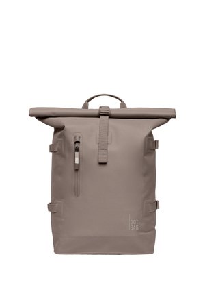 Zaino roll-top opaco color talpa con tasca frontale verticale con zip, chiusura con cinghia regolabile, fibbie laterali e logo "GOT BAG" in basso a destra.