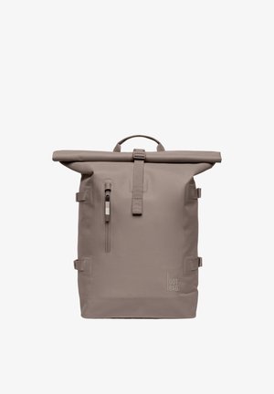 Zaino roll-top opaco color talpa con tasca frontale verticale con zip, chiusura con cinghia regolabile, fibbie laterali e logo "GOT BAG" in basso a destra.