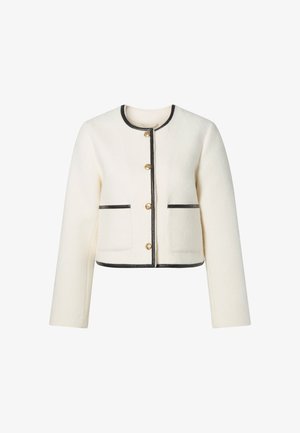Biała krótka kurtka wykonana z miękkiego materiału, z czarnymi wykończeniami, złotymi guzikami, okrągłym dekoltem i dwoma przednimi kieszeniami.