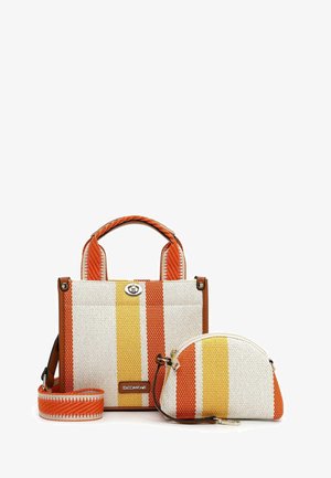 Kaksi kudottua kassia, joissa on oransseja, keltaisia ja valkoisia pystysuoria raitoja, yksi suorakaiteen muotoinen käsilaukku kahvoilla ja yksi pyöreä vetoketjullinen pussukka.