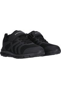 Zapatillas deportivas negras con parte superior de malla y sintético, superficie texturizada, correa ajustable y suela de goma para un buen agarre. Diseño dinámico con marca.