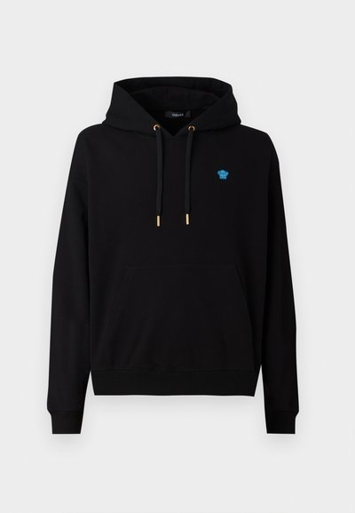 Schwarzer Hoodie aus Baumwollmischung, mit einer vorderen Kängurutasche, Zugbändern mit goldenen Spitzen und einem kleinen blauen Logo auf der Brust.