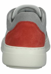 Sneaker mit einem grauen Wildleder-Obermaterial, rotem Wildleder-Heel-Akzent und einer weißen strukturierten Sohle. Die Rückansicht zeigt die abgerundete Form und den gepolsterten Kragen.