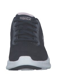 Svart mesh träningsskor med snörning, vit sula och Skechers GoWalk-logotyp. Har en rund tå och vadderad krage för komfort.