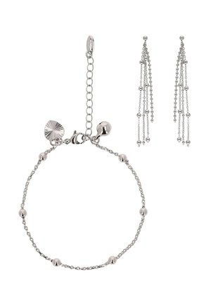 Ezüstszínű ékszerszett gyöngyös karkötővel, kapoccsal és lánc hosszabbítással. Hosszú, lógó fülbevalókat tartalmaz, amelyek több gyöngyláncot viselnek.