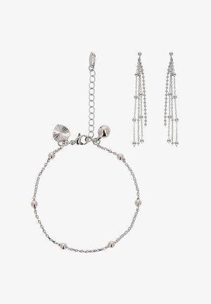 Ezüstszínű ékszerszett gyöngyös karkötővel, kapoccsal és lánc hosszabbítással. Hosszú, lógó fülbevalókat tartalmaz, amelyek több gyöngyláncot viselnek.