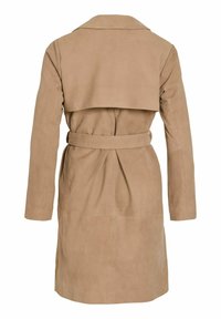 Béžový trenčkot dĺžky nad kolená s dlhými rukávmi, opaskom v páse a klopou na hornej časti chrbta, zobrazený zozadu.