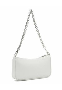 Borsa bianca con una texture liscia, forma rettangolare e tracolla in catena d'argento. Presenta una chiusura a zip lungo la parte superiore.