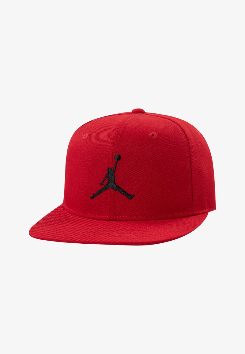 Casquette rouge avec une visière plate, fabriquée dans un tissu à texture lisse, ornée d'un logo Jordan noir à l'avant.