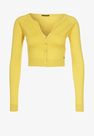 Gelbes, kurzes Strickjäckchen mit langen Ärmeln, Knopfverschluss vorne und geripptem Muster. Mit tiefem V-Ausschnitt und kleinem Logodetail.
