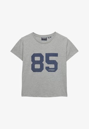 T-shirt à manches courtes gris clair avec le numéro "85" bleu marine et un petit texte "Superdry" sur le devant, col rond, et étiquette de la marque à l'intérieur du col.