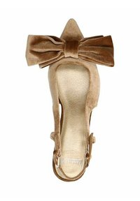 Pompa in velluto beige con punta affusolata e grande dettaglio a fiocco frontale. Presenta un design slingback e una soletta dorata testurizzata.