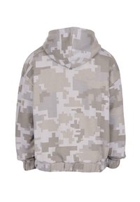 Hanorac cu glugă, cu model de camuflaj digital în nuanțe de bej și gri deschis, cu manșete și talie elastice, prezentat din spate.