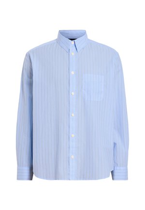Lichtblauw button-up shirt van katoen. Kenmerkt verticale strepen in een donkerdere tint, een puntige kraag en een enkele borstzak aan de linkerkant.