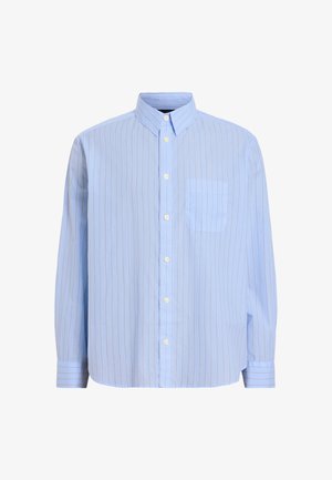 Camicia azzurro chiaro con bottoni, realizzata in cotone. Presenta righe verticali di una tonalità più scura, colletto a punta e una singola tasca sul lato sinistro del petto.