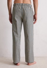 Pantalones pijama de cuadros para hombre hechos de algodón, con un patrón en verde y beige, cintura elástica y corte de pierna recta.