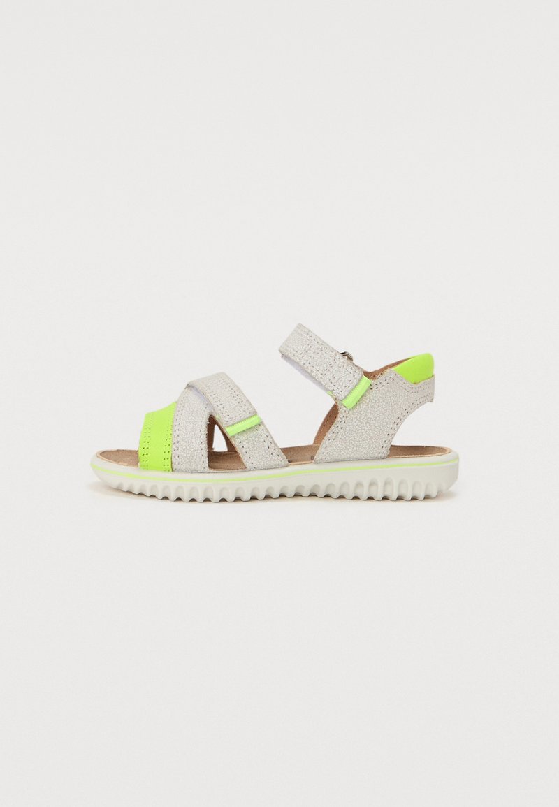 Kinder-Sandalen mit einem hellgrauen strukturierten Obermaterial, neongrünen Akzenten, zwei verstellbaren Riemen und einer weißen gepolsterten Sohle mit gerippter Musterung.