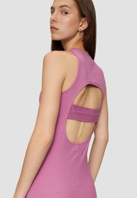 Lila ärmelloser Body mit einem rückseitigen Cut-Out-Design und einem horizontalen Riemen. Weicher gerippter Stoff und figurbetonte Silhouette.
