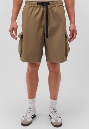 Kaki cargoshorts met een elastische tailleband, verstelbaar trekkoord en twee zijzakken. Gemaakt van lichtgewicht stof met een gladde textuur.