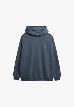 Donkerblauwe hoodie, gemaakt van zachte stof. Beschikt over een kangoeroezak en ribgebreide manchetten, met een klein logo op de borst.