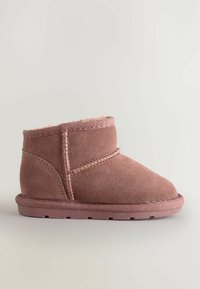 Rózsaszín velúr bokacsizma puha bélésel, kivarrt részletezéssel és lapos gumitalppal. Klasszikus kerek orrú dizájn.