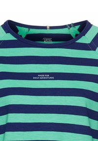 Gestreepte t-shirt in groen en marineblauw, gemaakt van zachte stof. Ronde hals met een gestikte zoom. Bevat bedrukte tekst: "MADE FOR DAILY ADVENTURES."